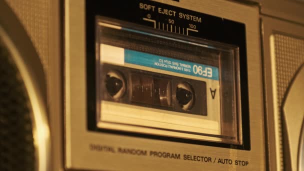 Воспроизведение Аудиокассеты Ретро Магнитофоне Проигрыватель Проигрывает Старые Аудиокассеты Крупным Планом — стоковое видео