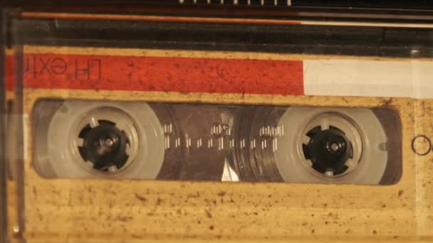 カセットはテープレコーダーで再生されます 接近中だ デッキでの黄色のオーディオカセットの再生と回転 古いレトロレコーダーでヴィンテージサウンドレコーディング 通話記録 Audiocassette再生 マクロ — ストック動画
