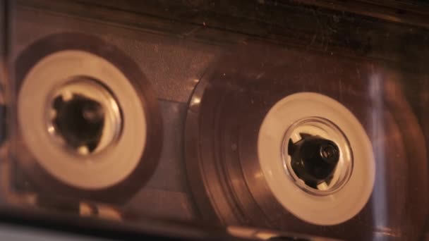 Reprodução Audiocassette Gravador Retro Gravador Reproduzindo Cassete Áudio Transparente Velho — Vídeo de Stock