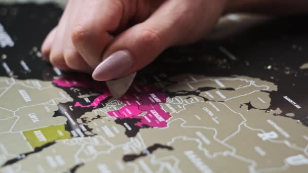 Female Hand Scratching Europe Countries Surface Scratch World Map Scratch — Vídeo de stock