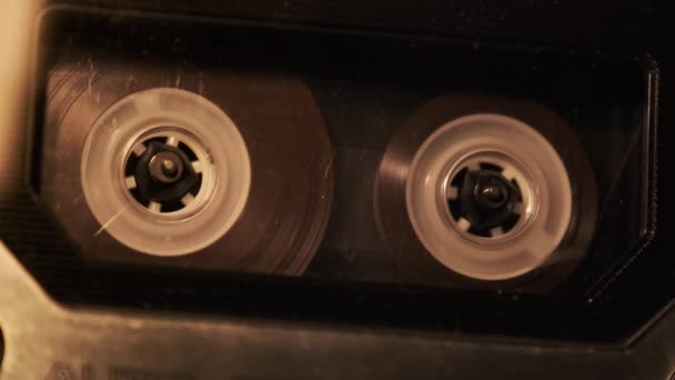 Kaseta Jest Odtwarzana Magnetofonie Miękkim Migoczącym Świetle Bliska Transparentna Kaseta — Wideo stockowe