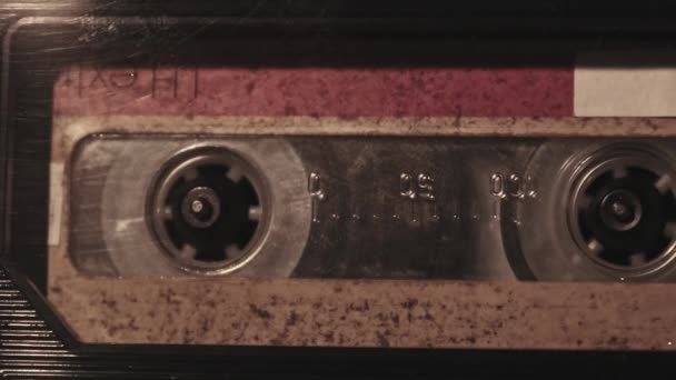 盒式磁带在软软摇曳的烛光中用录音机播放 甲板上的黄色盒带旋转 老式录音机中的老式录音 盒式磁带播放 — 图库视频影像