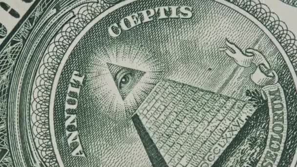 全明目张胆的眼色在一块钱的钞票上旋转 梅森标志符号 概念通胀 美国钞票在宏观与金字塔和石匠的眼睛 新的世界秩序精英们4K — 图库视频影像