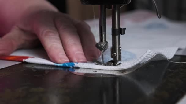 Aged Seamstress Sews Traditional Sewing Machine Home Slow Motion Close — Vídeo de Stock