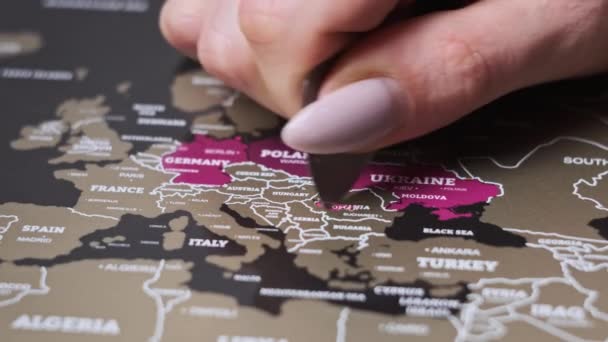 Female Hand Scratching Romania Country Surface Scratch World Map Scratch — Vídeo de Stock