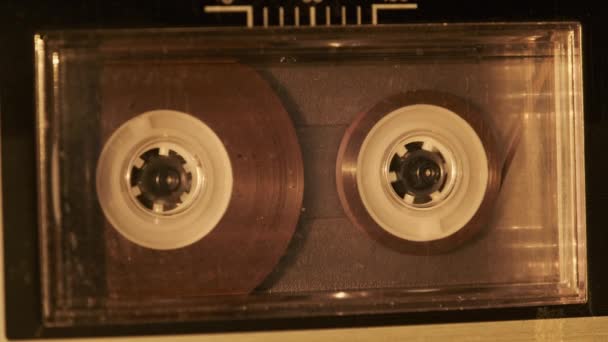 ヴィンテージテープレコーダーでのオーディオカセット再生 古い透明オーディオカセットを再生するレコードプレーヤー クローズアップ レトロテープリールはデッキで回転します 80年代 アーカイブ再生 通話の録音 — ストック動画