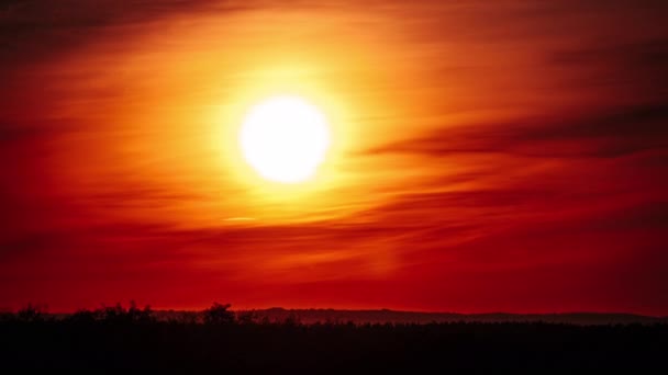 Timelapse Drammatico Tramonto Nel Cielo Arancione Attraverso Nuvole Sole Rosso — Video Stock