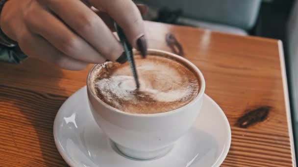 Mano Femminile Mescola Schiuma Una Tazza Caffè Con Cucchiaio Caffetteria — Video Stock