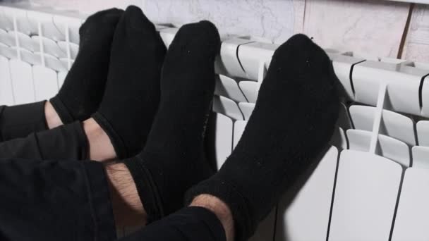 Zokniban Fagyott Lábakat Fűtőtesten Fal Közelében Melegítik Férfi Női Lábak — Stock videók