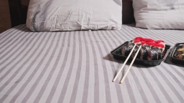 Suşi Plastik Bir Kapta Yuvarlanır Çift Kişilik Bir Yatakta Yatar — Stok video