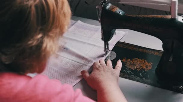 Старі Жіночі Руки Швачки Шиють Ретро Швейній Машинці Вдома Повільному — стокове відео