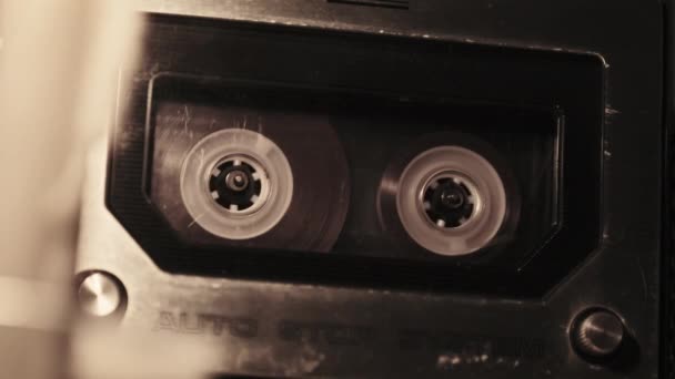 Kazeta Přehrává Magnetofonu Měkkém Blikajícím Světle Zblízka Transparentní Audiokazeta Palubě — Stock video
