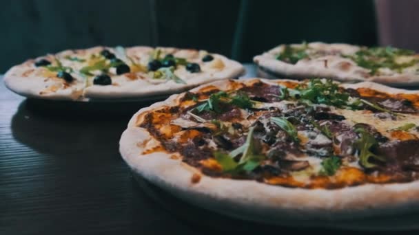 Veel Pizza Tafel Een Pizzeria Close Pan Shot Van Vele — Stockvideo