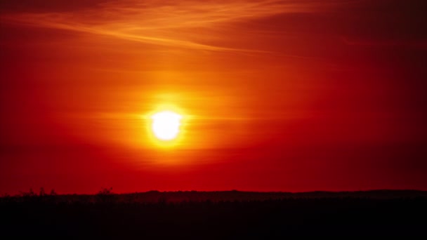 Timelapse Dramatycznego Zachodu Słońca Promieni Słonecznych Niebie Przez Pomarańczowe Chmury — Wideo stockowe