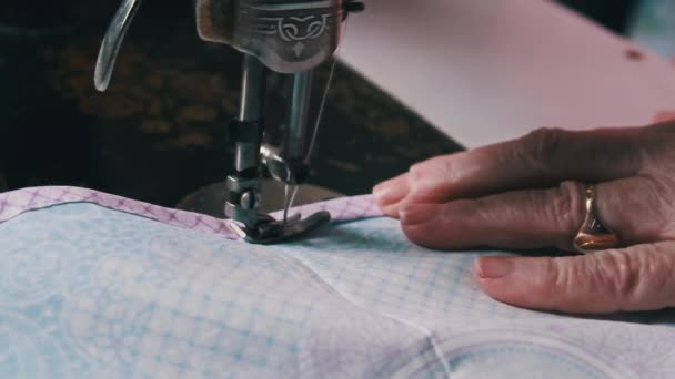 Old Female Hands Seamstress Sew Retro Sewing Machine Home Slow — Αρχείο Βίντεο