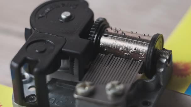 Old Music Box Mechanism Spinning Cylinder Cogs Macro Retro Music — Vídeos de Stock
