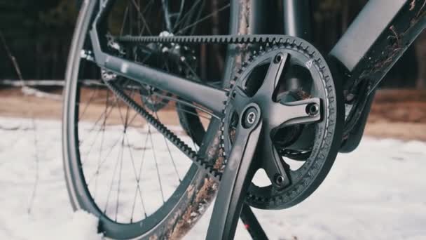 Трансмісія Ременя Велосипеді Стоїть Відкритому Повітрі Снігу Зимовому Лісі Крупним — стокове відео