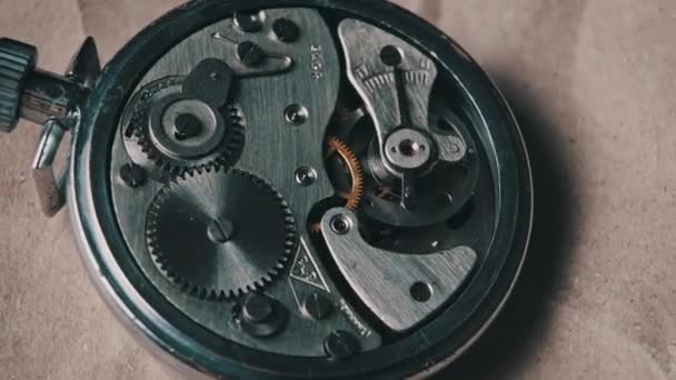 时钟机制旋转的特写镜头 宏观上圆形秒表旋转的工作机理 旧复古钟表 齿轮及钟摆在古金属钟表内运动的详细图像 — 图库视频影像