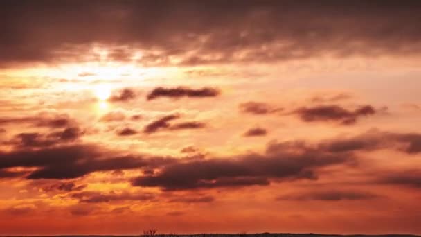 Zeitraffer Des Sonnenuntergangs Orangen Himmel Hinter Den Geschichteten Wolken Über — Stockvideo