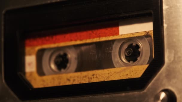Odtwarzanie Audiokasetów Magnetofonie Retro Odtwarzacz Grający Starą Żółtą Kasetę Audio — Wideo stockowe