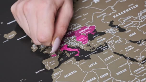 Zdrapujący Kraj Francja Powierzchni Mapy Świata Scratch Kobieta Ręka Zarysować — Wideo stockowe