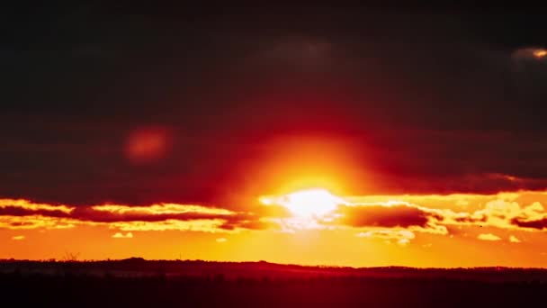 Timelapse Puesta Sol Cielo Naranja Detrás Las Nubes Capas Sobre — Vídeos de Stock