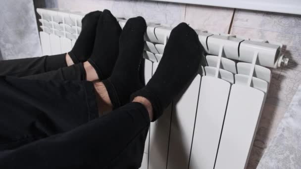 Zokniban Lévő Férfi Női Lábakat Fal Melletti Fűtőtesten Melegítik Fagyasztott — Stock videók