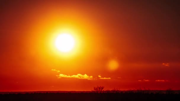 Čas Dramatického Západu Slunce Slunečními Paprsky Obloze Skrze Oranžové Mraky — Stock video