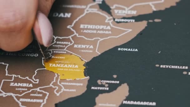 Искалеченная Страна Танзания Поверхности Царапины Карте Мира Женские Ручные Стирания — стоковое видео