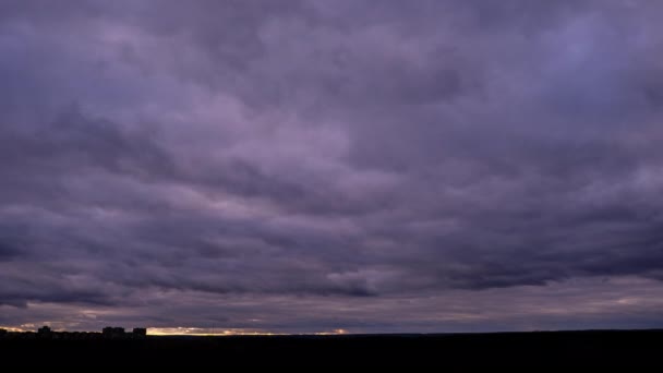 黄昏时分 乌云在天空中移动 冬季多云的空间 黑暗的戏剧性的云彩改变了形状 大气背景 时间流逝 天气的变化 复制空间 — 图库视频影像