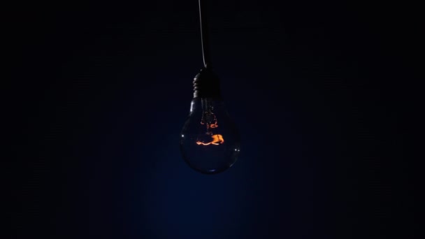 Incandescent Lamp Glows Flickers Dark Blue Background Edison Light Bulb — Stok video