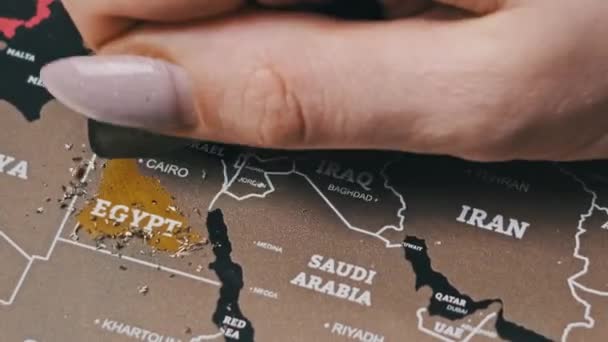 Γρατζουνιές Αίγυπτος Χώρα Στην Επιφάνεια Του Scratch World Map Γυναίκα — Αρχείο Βίντεο