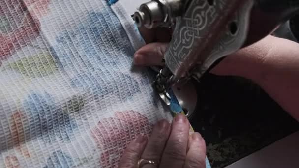 Old Seamstress Sews Vintage Sewing Machine Home Needle Retro Sewing — Vídeo de stock