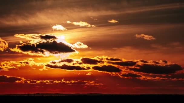 Tramonto Incredibile Attraverso Nuvole Cumulus Cielo Arancione Orizzonte Timelaspe Sole — Video Stock