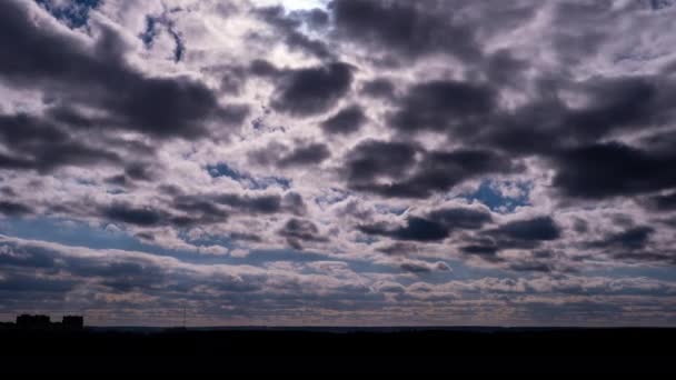 Timelapse Από Πυκνά Σύννεφα Καταιγίδα Κινείται Στον Ουρανό Τον Ήλιο — Αρχείο Βίντεο