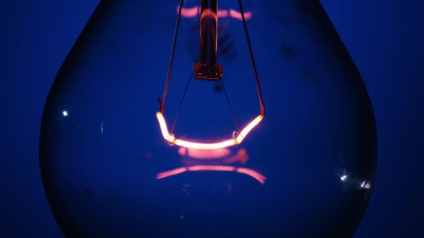 Tungsten Filament Incandescent Bulb Glows Flickers Close Blue Background Lamp — Vídeo de Stock