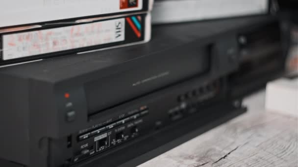 Plaats Vhs Cassette Videorecorder Druk Afspeelknop Zwarte Vintage Videoband Cassette — Stockvideo