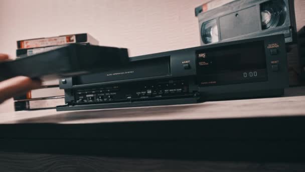 Vhs Kassette Vcr Player Einlegen Schwarzer Vintage Videokassettenrekorder Auf Einem — Stockvideo