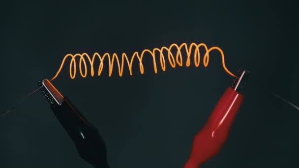 在大电流的影响下 连接到电线上的尼可洛梅长丝被加热成红色 螺旋式电热器加热空气和发光 金属电阻高 电力强度 — 图库视频影像