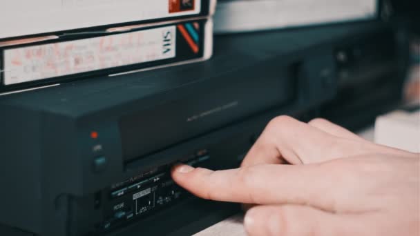Man Hand Haalt Vhs Uit Een Vintage Videoband Recorder Gooi — Stockvideo