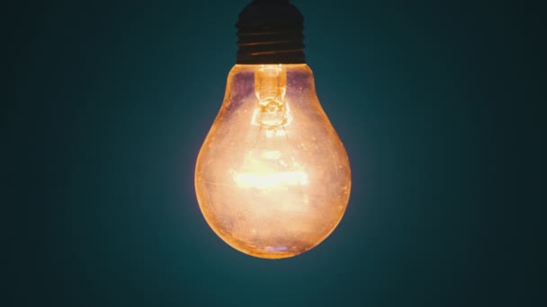 Lâmpada Incandescente Fio Brilha Pisca Fundo Azul Escuro Lâmpada Edison — Vídeo de Stock