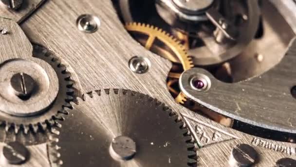 時計機構のタイムラプスアップ マクロで機能するヴィンテージラウンドクロックウォッチ機構と回転 古代のストップウォッチ内の古いレトロな時計の歯車 振り子の動き — ストック動画