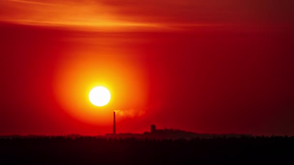 Timelapse Του Ηλιοβασιλέματος Στον Πορτοκαλί Ουρανό Πάνω Από Εργοστάσιο Μια — Αρχείο Βίντεο