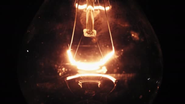 Ampoule Incandescente Allume Éteint Scintille Sur Fond Noir Gros Plan — Video