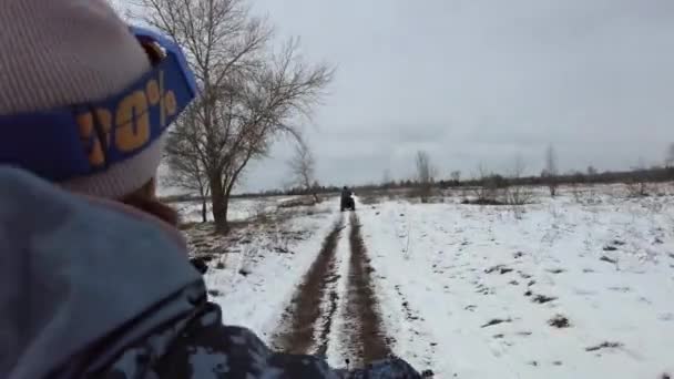 Eerste Persoon Uitzicht Een Vrouw Die Winter Een Quad Fiets — Stockvideo