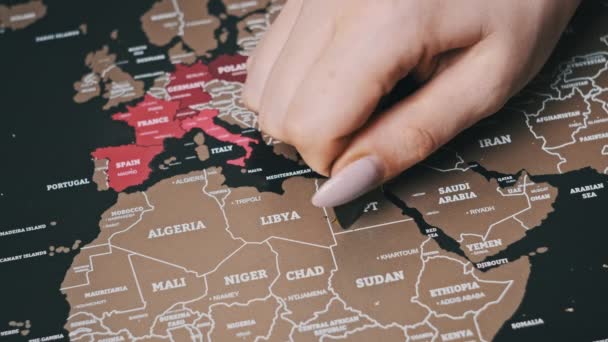 Scratch Egipt Kraj Powierzchni Mapy Świata Scratch Ręka Kobiety Kasuje — Wideo stockowe