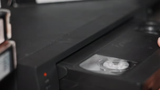 Mannelijke Hand Plaatst Vhs Cassette Een Videorecorder Zwarte Vintage Videoband — Stockvideo