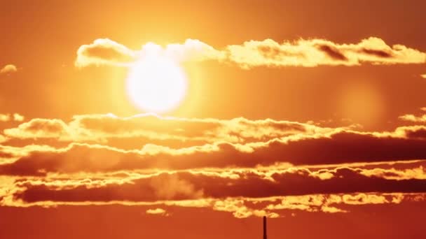 Timelapse Puesta Sol Cielo Naranja Sobre Fábrica Con Una Pipa — Vídeo de stock