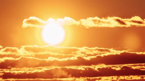 煙管で工場の上空のオレンジ色の空の日没の経過 大きな明るい赤い太陽が地平線の上を動きます 素晴らしい壮大な雲の空間 鮮やかな色 タイムラプス 晴れた空に沈む夕日 — ストック動画