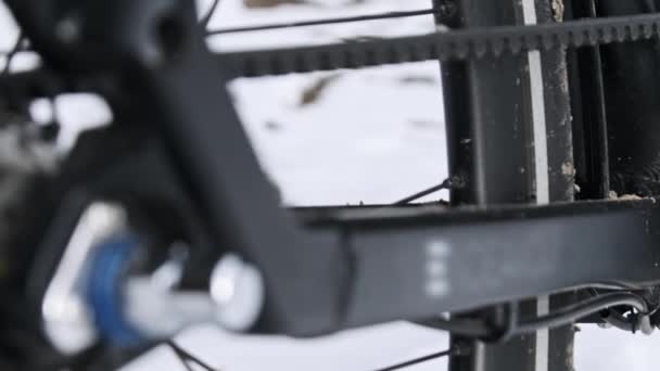 Belt Drive Transmission Bicycle Standing Outdoors Snow Winter Forest Close — Wideo stockowe